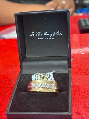 Men's 10K Solid Gold Ring  Diamond-Accent with 5 Solitary Stud Diamonds